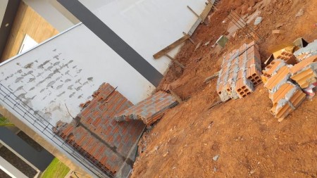 Eletricista fica ferido após desabamento de parede em Osvaldo Cruz