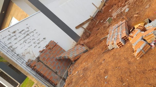 Eletricista fica ferido ap�s desabamento de parede em Osvaldo Cruz