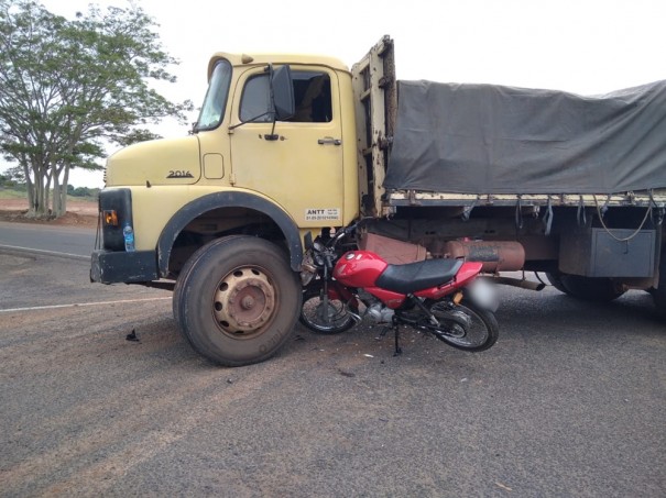 Acidente entre caminho e motocicleta deixa mulher gravemente ferida, em OC