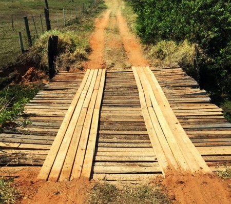 Prefeitura reconstrói ponte na zona rural de Mariápolis