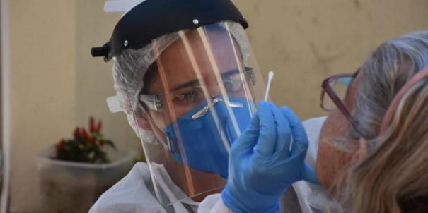 Governo de SP vai testar 19,3 mil alunos e profissionais da Educao