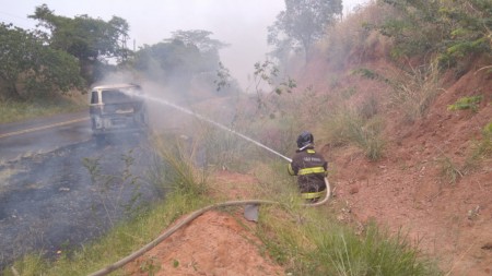 Incêndio destrói veículo próximo ao Parque Abel Rebolo Garcia, em OC