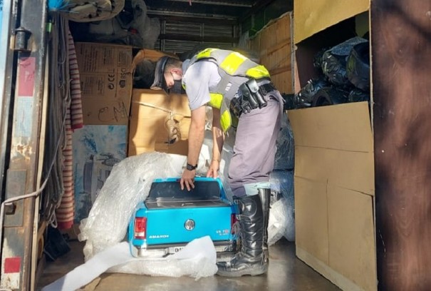 Pol�cia Rodovi�ria apreende rob� e 15 carros infantis el�tricos avaliados em R$ 50 mil em caminh�o de mudan�a