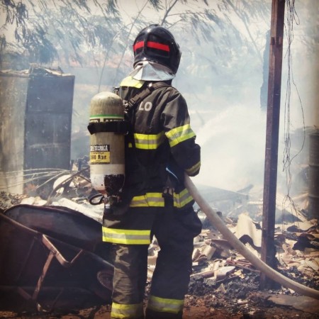 Incêndio destrói barracão com fundo de residência e mata várias aves em Parapuã