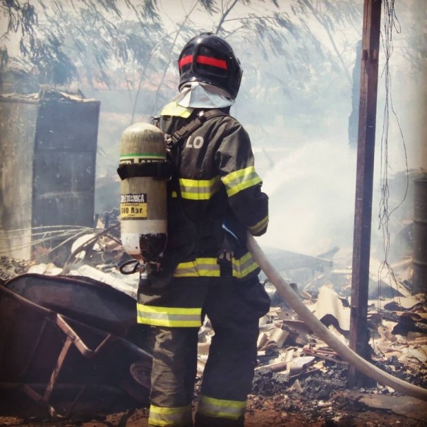 Inc�ndio destr�i barrac�o com fundo de resid�ncia e mata v�rias aves em Parapu�