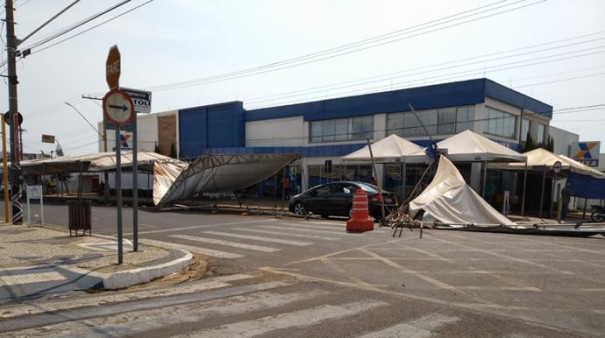 Ap�s queda de tenda na Caixa, parte da avenida Tamoios � interditada em Tup�
