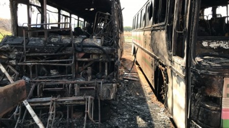 Incêndio em vegetação destrói ônibus em terreno ao lado da ferrovia, no Jardim Brasil em Adamantina