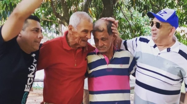 Ap�s 70 anos, homem de 83 anos reencontra irm�os e conhece familiares