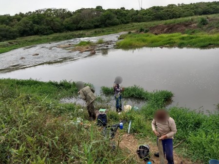 Polícia Militar Ambiental autua 12 pessoas por pesca em local proibido no Rio Laranja Doce