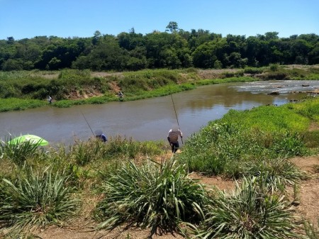 Polícia Militar Ambiental flagra 17 pessoas pescando em local proibido no Rio Laranja Doce e apreende petrechos