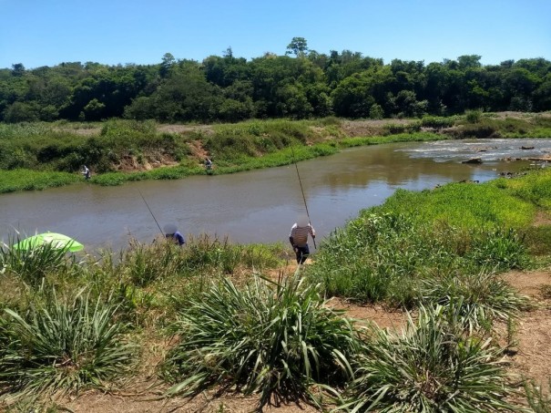 Pol�cia Militar Ambiental flagra 17 pessoas pescando em local proibido no Rio Laranja Doce e apreende petrechos