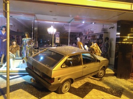 Motorista perde o controle da direção ao desviar de outro carro e invade loja em Junqueirópolis