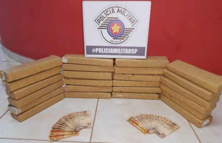 Jovens são presos com 24 tabletes de maconha escondidos dentro de forro de carro em Adamantina