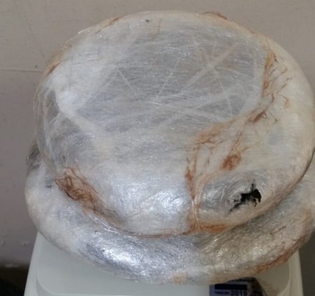 Durante parada de ônibus para limpeza e desinfecção, funcionária localiza porções de haxixe e aciona a polícia