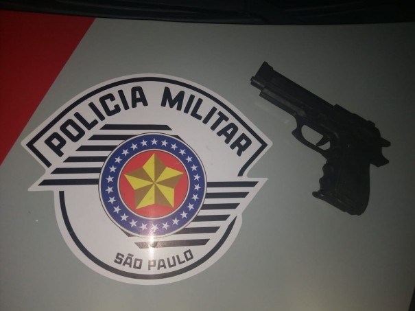 Ao vistoriar veculo, Polcia Militar captura foragido da Justia e apreende simulacro de pistola em Tupi Paulista