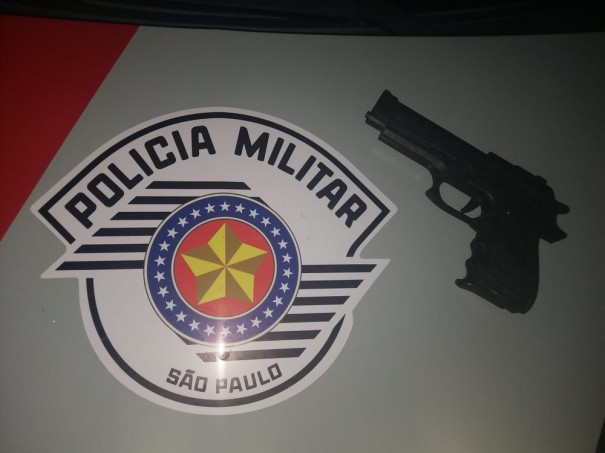 Ao vistoriar ve�culo, Pol�cia Militar captura foragido da Justi�a e apreende simulacro de pistola em Tupi Paulista