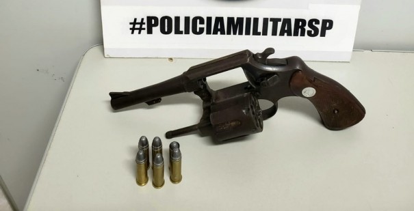 Ap�s den�ncia, homem � preso em flagrante por porte ilegal de arma em tabacaria no Jardim Vale do Sol