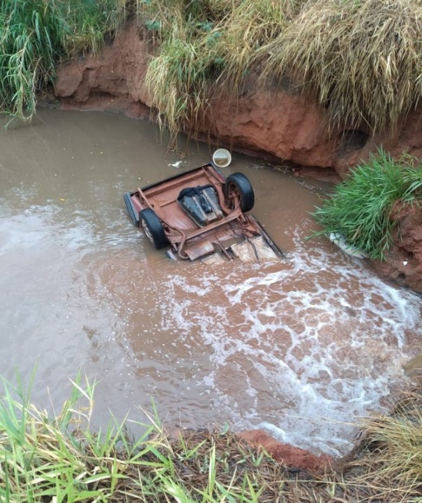 Carro vai parar dentro de c�rrego ap�s cair em ribanceira em Junqueir�polis; 3 pessoas ficam feridas