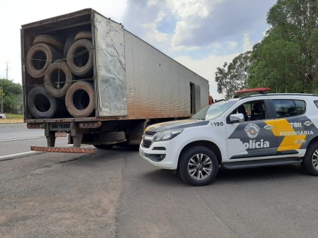 Polícia Rodoviária apreende carga com 600 pneus contrabandeados do Paraguai, em Pirapozinho
