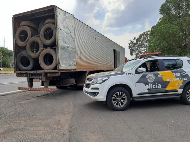 Pol�cia Rodovi�ria apreende carga com 600 pneus contrabandeados do Paraguai, em Pirapozinho