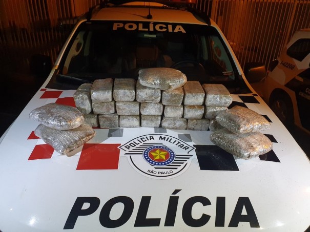 Durante abordagem a �nibus, Pol�cia Militar localiza 14 kg de drogas e prende mulher em flagrante