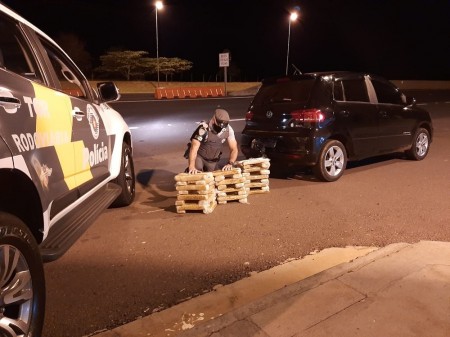 Fiscalização apreende 50 tabletes de maconha escondidos em bancos de veículo em Presidente Venceslau