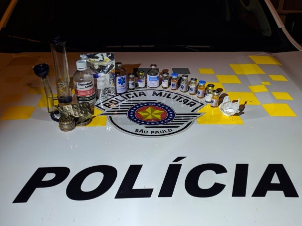 Pol�cia apreende anabolizantes e drogas durante fiscaliza��o na SP-270, em Presidente Epit�cio