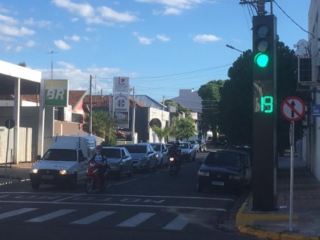 Justiça Eleitoral vê 'propaganda subliminar' em temporização de semáforos com o mesmo número de candidatura de prefeito