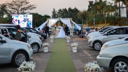 Lucélia tem casamento religioso drive-tru em praça pública