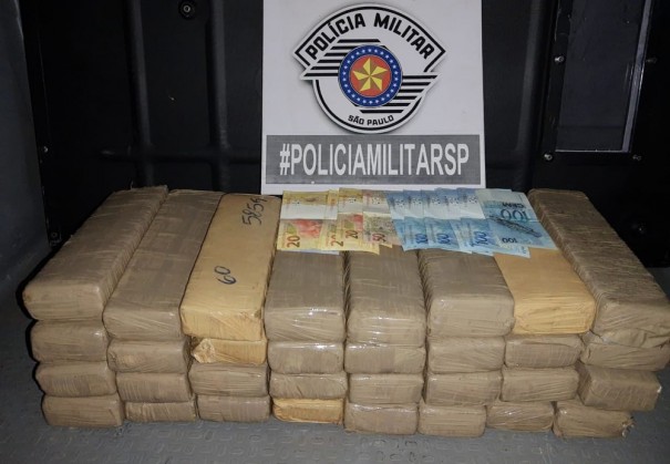 Dupla acaba presa ap�s ser flagrada pela Pol�cia Militar com 32 tijolos de maconha, em Adamantina