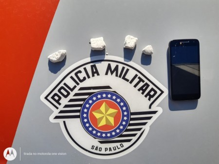 Ao ver a PM, homem que conduzia veículo com placa de OC tenta fugir, mas acaba preso por tráfico de drogas, em Adamantina