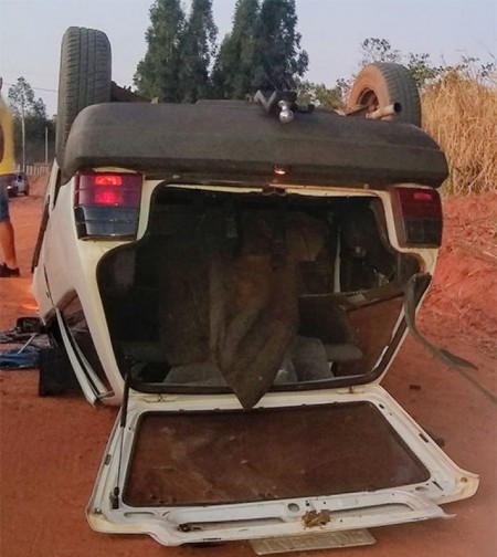 Homem fica ferido em capotamento de veículo
