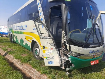 Motorista de ônibus tem mal súbito e passageiro assume a direção do veículo na SP-294