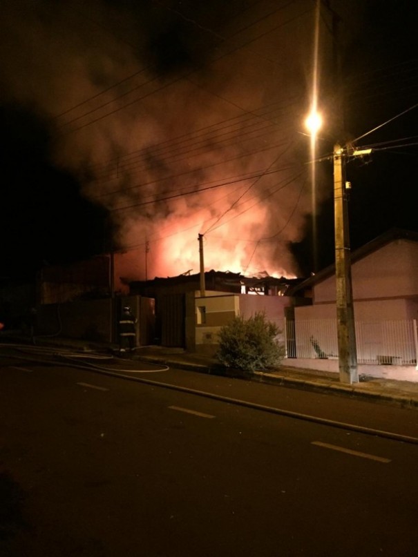 Incndio destri residncia em Osvaldo Cruz 