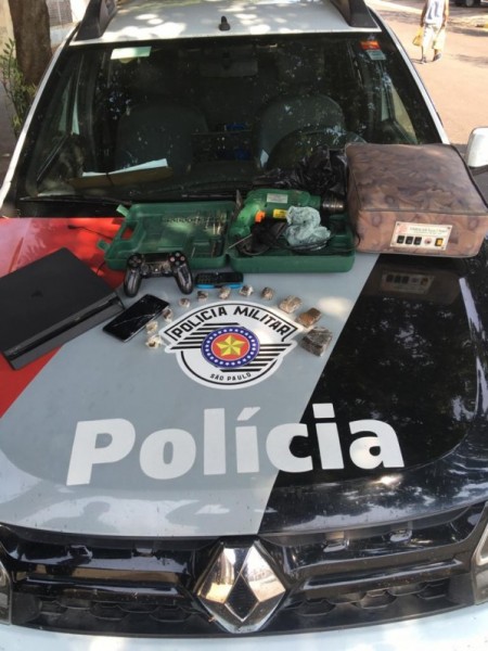 Polícia Militar prende homem por tráfico e apreende objetos suspeitos de serem produtos de roubos e furtos em OC 