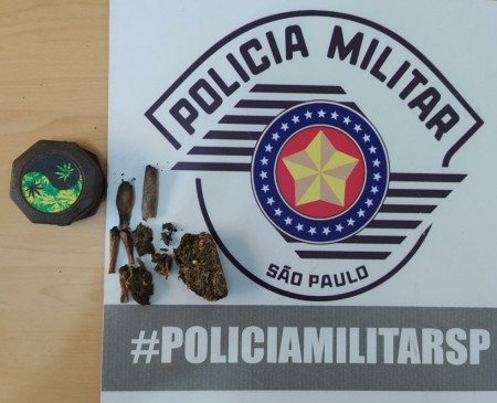 Durante fiscalização de trânsito, mulher é flagrada com maconha em Salmourão