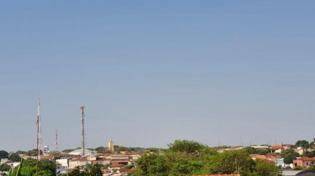 Forte onda de calor eleva as temperaturas e a infestação de pernilongos em Parapuã e região