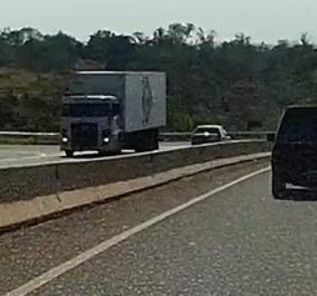 Carro é flagrado ao trafegar pela contramão de direção na Rodovia Assis Chateaubriand