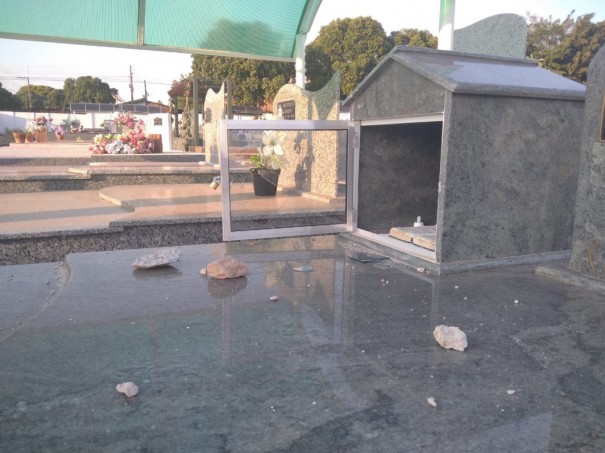 Vndalos voltam a destruir tmulos no cemitrio de Osvaldo Cruz