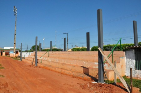Iniciada construção da cobertura da arquibancada do Estádio Municipal de Salmourão