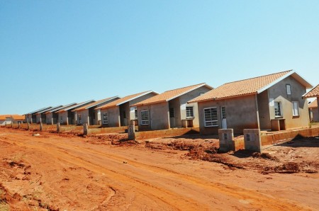 Prosseguem a todo o vapor as obras de construção de 104 casas populares em Salmourão