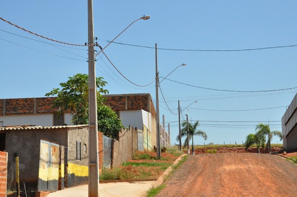 Prefeitura de Fl�rida Paulista implanta ilumina��o p�blica no distrito comercial e industrial