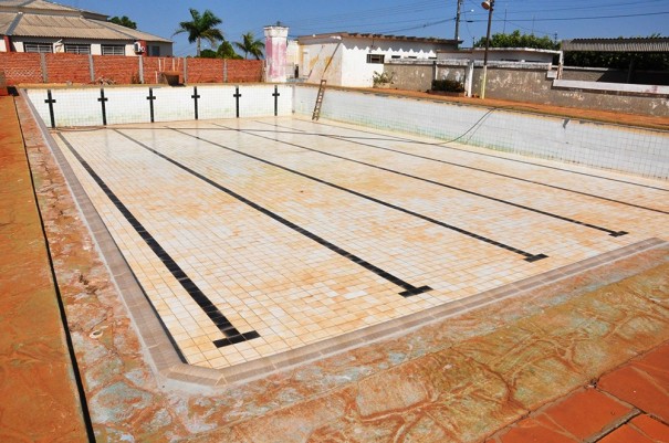 Prosseguem as obras de restaurao da piscina e reforma no Centro de Lazer do Trabalhador em Salmouro