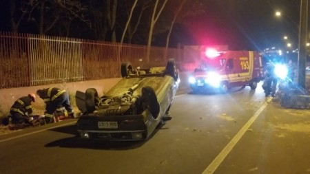 Duas pessoas são socorridas com ferimentos leves após capotamento de carro na Moysés Justino