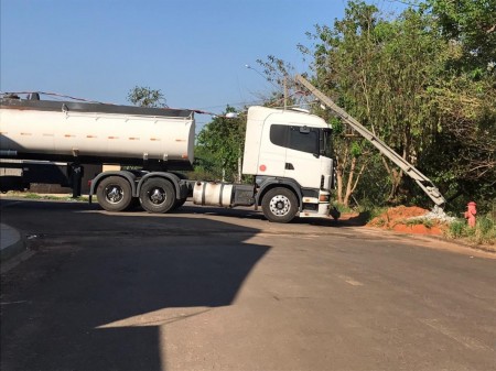 Caminhão perde freio e atinge poste de energia elétrica no bairro Monte Líbano, em OC