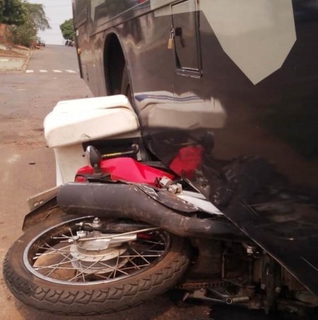 Moto vai parar embaixo de ônibus e motociclista fica ferida em Flórida Paulista