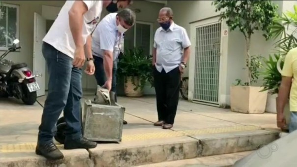 Idoso recupera cofre deixado como sucata com R$ 36 mil em Ara�atuba