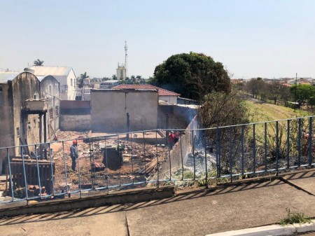 Queimada é registrada nas proximidades da Linha Férrea em Osvaldo Cruz