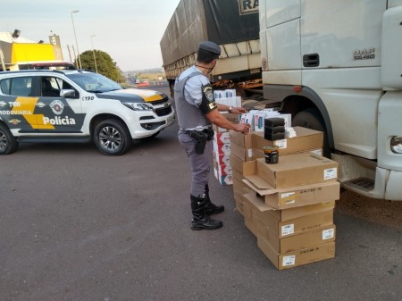 Fiscalização encontra cabos, celulares, fumo de mascar e relógios sem nota fiscal embaixo de camas de carretas