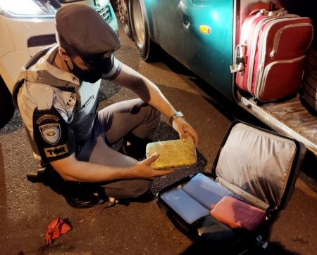 Policiais notam nervosismo em passageiro e localizam mais de 5 quilos de maconha em mala